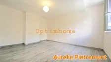 Maison à rénover de 181m², 4 chambres avec terrasse couverte et grand terrain.