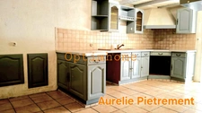 Maison à rénover de 181m², 4 chambres avec terrasse couverte et grand terrain.