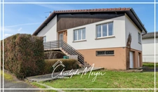 Maison à vendre 3 chambres 95m² à Réding (57), à rénover, avec jardin et garages 