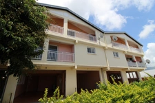 EXCLUSIVITE SAINTE-MARIE (974) - VENTE IMMEUBLE DE 4 APPARTEMENTS + PARKINGS COUVERTS - RENDEMENT LOCATIF