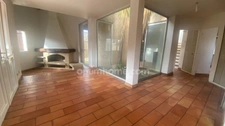 Au Rove, entre ciel et collines, découvrez une maison d’architecte où la lumière et la vue deviennent un art de vivre