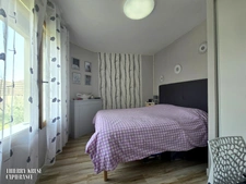 Maison entièrement rénovée, cinq pièces, quatre chambres, jardin, terrasse, garage, cour, proximité toute commodité à pied.