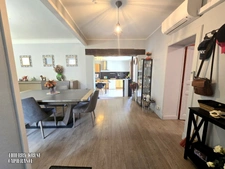 Maison entièrement rénovée, cinq pièces, quatre chambres, jardin, terrasse, garage, cour, proximité toute commodité à pied.