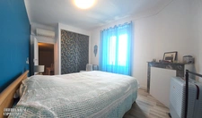 Maison entièrement rénovée, cinq pièces, quatre chambres, jardin, terrasse, garage, cour, proximité toute commodité à pied.