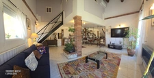 Maison familiale 136 m², quatre chambres, avec piscine sur plus de 2500 m² de terrain arboré et clôturé.