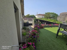 Maison entièrement rénovée, cinq pièces, quatre chambres, jardin, terrasse, garage, cour, proximité toute commodité à pied.
