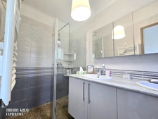 Maison entièrement rénovée, cinq pièces, quatre chambres, jardin, terrasse, garage, cour, proximité toute commodité à pied.