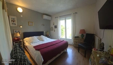 Maison familiale 136 m², quatre chambres, avec piscine sur plus de 2500 m² de terrain arboré et clôturé.