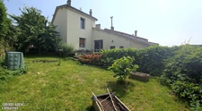 Maison entièrement rénovée, cinq pièces, quatre chambres, jardin, terrasse, garage, cour, proximité toute commodité à pied.