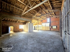Propriété à fort potentiel – Hangars & bâtiments – 450 m² exploitables sur 15 000 m² de terrain aménageable – Changement de destination possible
