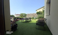 Maison entièrement rénovée, cinq pièces, quatre chambres, jardin, terrasse, garage, cour, proximité toute commodité à pied.