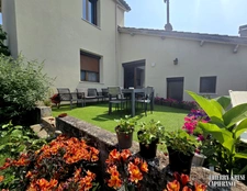 Maison entièrement rénovée, cinq pièces, quatre chambres, jardin, terrasse, garage, cour, proximité toute commodité à pied.