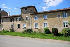 Corps de ferme sur son domaine agricole à CHEVILLON
