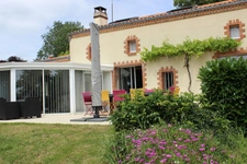 Dpt Maine et Loire (49), à vendre proche  de Cholet, maison de caractère avec 6 chambres sur 3750 m² de terrain + dépendance