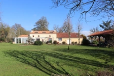 Dpt Maine et Loire (49), à vendre proche  de Cholet, maison de caractère avec 6 chambres sur 3750 m² de terrain + dépendance