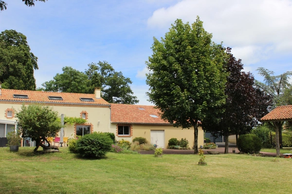 Dpt Maine et Loire (49), à vendre proche  de Cholet, maison de caractère avec 6 chambres sur 3750 m² de terrain + dépendance