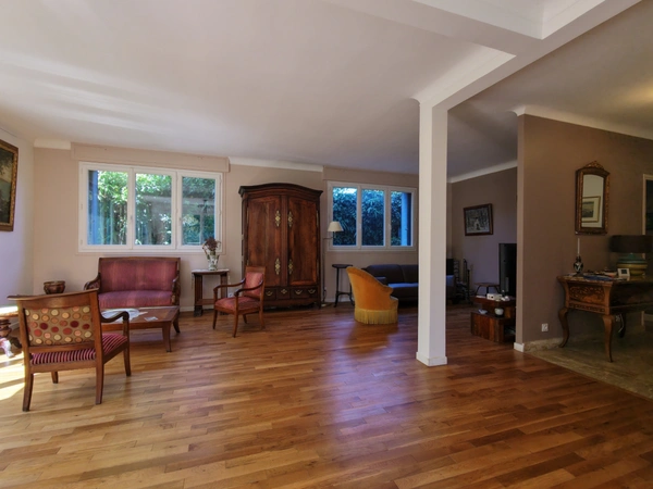 Dpt Hauts de Seine (92), À vendre : Maison familiale d'exception de 217 m2 (290 au sol) – Calme absolu, proche RER Robinson et Vallée aux Loups