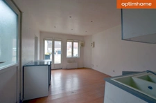 À découvrir à Lens, cet appartement T2 en rez-de-chaussée, idéal pour un premier achat, un investissement locatif ou un pied-à-terre.