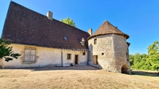 Propriété de caractère du XVIIe siècle avec tour médiévale à vendre proche Lapalisse 9 pièces – 310 m² – 5 850 m² de terrain