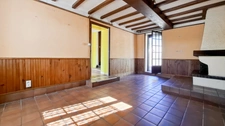 Maison de bourg à rénover à Saint-Priest-Bramefant (Puy-de-Dôme) - terrain clos de 1500 m² avec dépendances