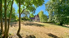 Propriété de caractère du XVIIe siècle avec tour médiévale à vendre proche Lapalisse 9 pièces – 310 m² – 5 850 m² de terrain