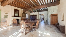 Propriété de caractère du XVIIe siècle avec tour médiévale à vendre proche Lapalisse 9 pièces – 310 m² – 5 850 m² de terrain