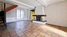 Maison de bourg à rénover à Saint-Priest-Bramefant (Puy-de-Dôme) - terrain clos de 1500 m² avec dépendances