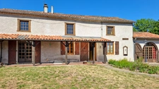Maison de bourg à rénover à Saint-Priest-Bramefant (Puy-de-Dôme) - terrain clos de 1500 m² avec dépendances