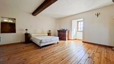 Propriété de caractère du XVIIe siècle avec tour médiévale à vendre proche Lapalisse 9 pièces – 310 m² – 5 850 m² de terrain
