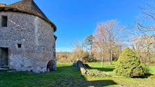 Propriété de caractère du XVIIe siècle avec tour médiévale à vendre proche Lapalisse 9 pièces – 310 m² – 5 850 m² de terrain