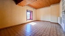 Maison de bourg à rénover à Saint-Priest-Bramefant (Puy-de-Dôme) - terrain clos de 1500 m² avec dépendances
