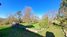Propriété de caractère du XVIIe siècle avec tour médiévale à vendre proche Lapalisse 9 pièces – 310 m² – 5 850 m² de terrain