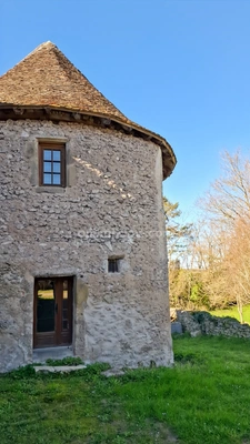 Propriété de caractère du XVIIe siècle avec tour médiévale à vendre proche Lapalisse 9 pièces – 310 m² – 5 850 m² de terrain