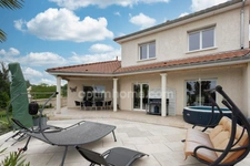 Villa sur sous-sol - 190 m² hab - 7 pièces à CREUZIER LE VIEUX (03)