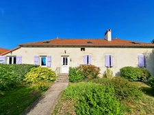 Propriété de charme 6 pièces avec piscine et dépendances à Espinasse-Vozelle (03)