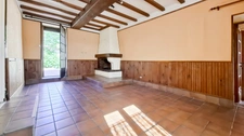 Maison de bourg à rénover à Saint-Priest-Bramefant (Puy-de-Dôme) - terrain clos de 1500 m² avec dépendances