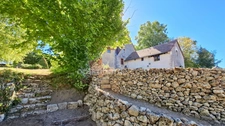 Propriété de caractère du XVIIe siècle avec tour médiévale à vendre proche Lapalisse 9 pièces – 310 m² – 5 850 m² de terrain