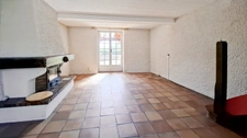 Maison de bourg à rénover à Saint-Priest-Bramefant (Puy-de-Dôme) - terrain clos de 1500 m² avec dépendances