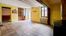 Maison de bourg à rénover à Saint-Priest-Bramefant (Puy-de-Dôme) - terrain clos de 1500 m² avec dépendances