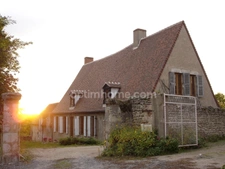 Propriété de caractère du XVIIe siècle avec tour médiévale à vendre proche Lapalisse 9 pièces – 310 m² – 5 850 m² de terrain