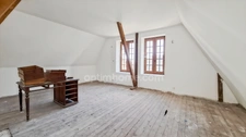 Propriété de caractère du XVIIe siècle avec tour médiévale à vendre proche Lapalisse 9 pièces – 310 m² – 5 850 m² de terrain