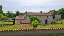 Maison de bourg à rénover à Saint-Priest-Bramefant (Puy-de-Dôme) - terrain clos de 1500 m² avec dépendances