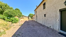 Maison de bourg à rénover à Saint-Priest-Bramefant (Puy-de-Dôme) - terrain clos de 1500 m² avec dépendances