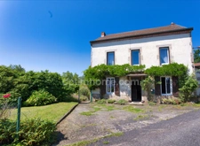 Maison de village 6 pièces avec dépendances sur terrain 2000 m² à Lachaux (63)