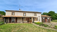 Maison de bourg à rénover à Saint-Priest-Bramefant (Puy-de-Dôme) - terrain clos de 1500 m² avec dépendances