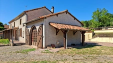 Maison de bourg à rénover à Saint-Priest-Bramefant (Puy-de-Dôme) - terrain clos de 1500 m² avec dépendances