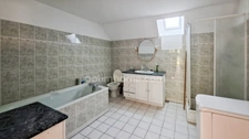 Propriété de caractère du XVIIe siècle avec tour médiévale à vendre proche Lapalisse 9 pièces – 310 m² – 5 850 m² de terrain