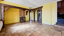 Maison de bourg à rénover à Saint-Priest-Bramefant (Puy-de-Dôme) - terrain clos de 1500 m² avec dépendances