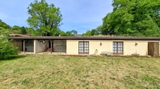 Maison de bourg à rénover à Saint-Priest-Bramefant (Puy-de-Dôme) - terrain clos de 1500 m² avec dépendances