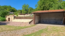 Maison de bourg à rénover à Saint-Priest-Bramefant (Puy-de-Dôme) - terrain clos de 1500 m² avec dépendances